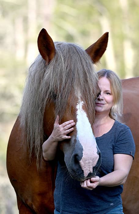 Portrait dElisabeth Haumont avec la violette Jument